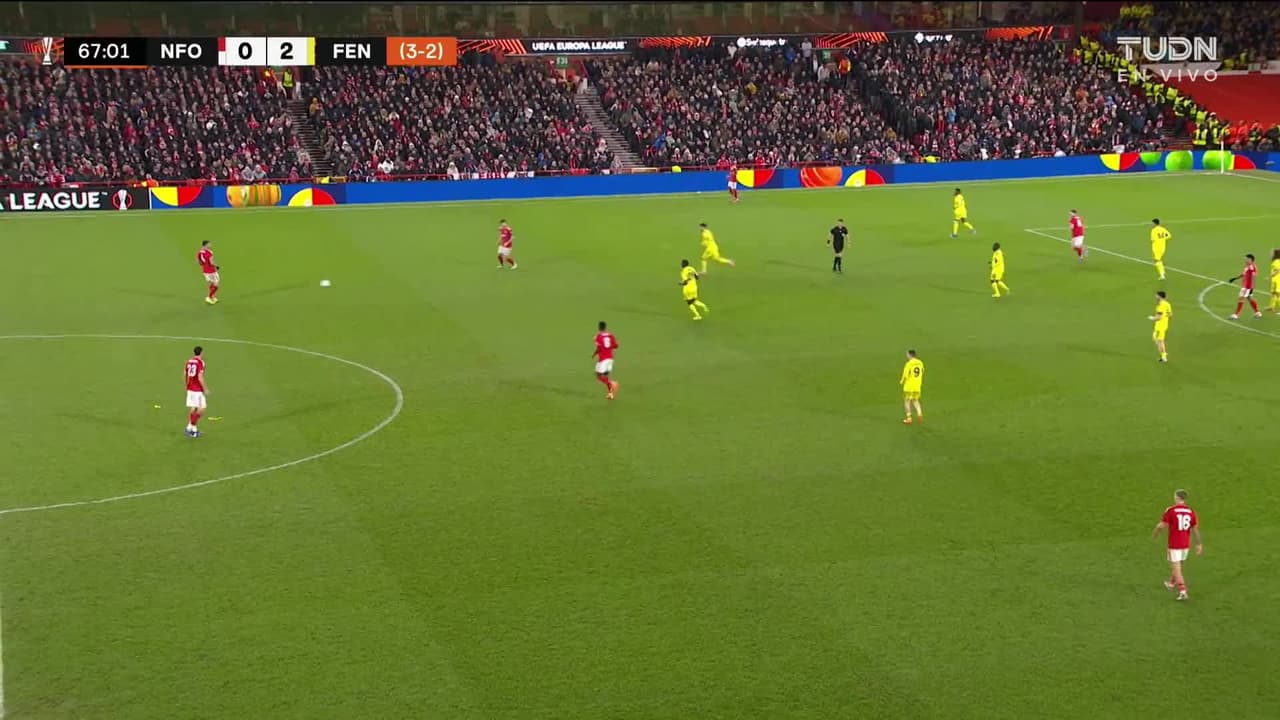 ¡GOL!  anota para Nottingham Forest. Callum Hudson-Odoi