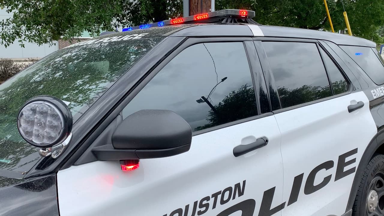 El oficial Robles comentó que cuando se trata de una orden de arresto, vas a ver las torretas de las patrullas encendidas como parte del protocolo del Departamento de Policía de Houston.