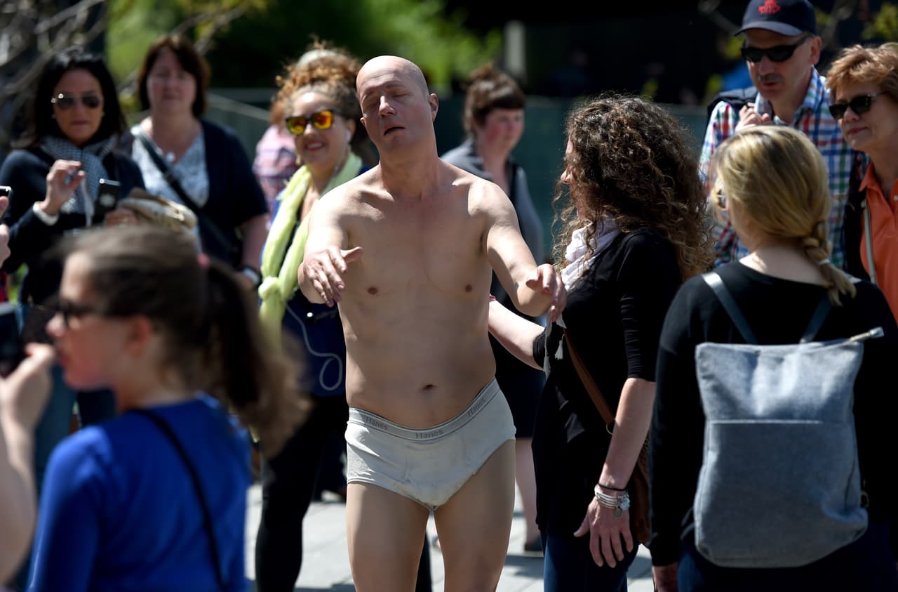 El Sonámbulo busca llamar la atención de la gente para que cuestione su propio caminar.