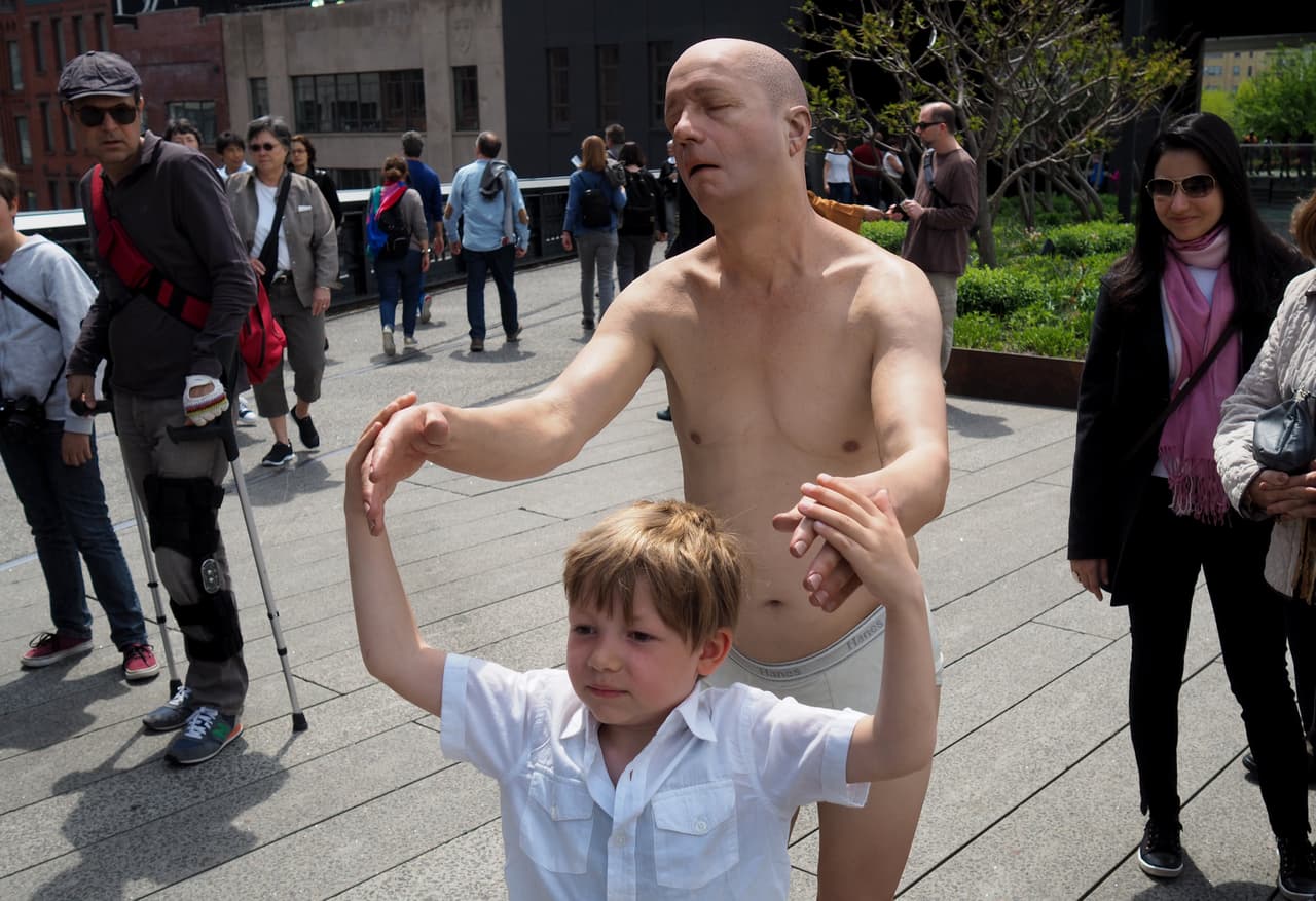 La pieza titulada El Sonámbulo es pintura sobre bronce y representa a un hombre perdido en el mundo, atrapado en sueños.