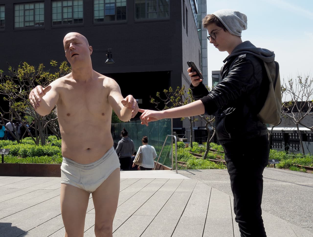 Matelli es un artista conocido por trabajar piezas escultóricas hiperrealistas.