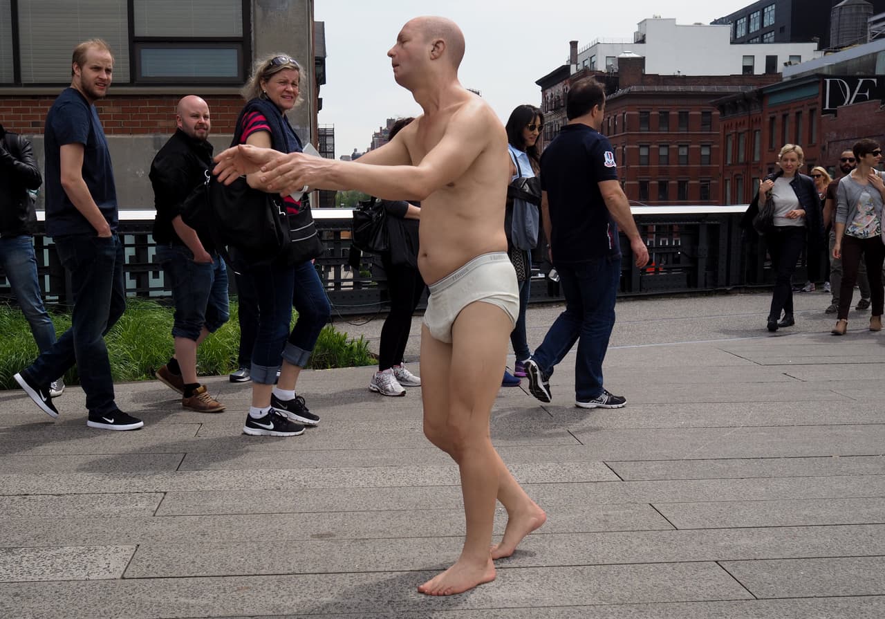 En Wanderlust exhibe una pieza escultórica increíblemente realista de un hombre sonámbulo.