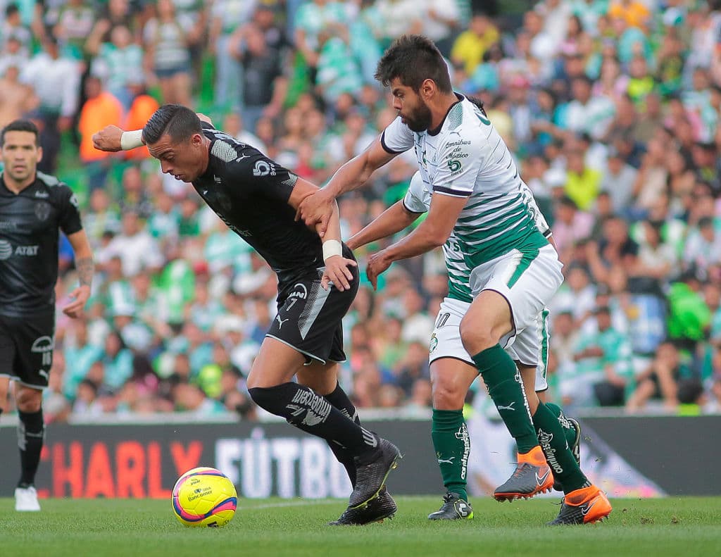 Fue justo en 2013 cuando, notando el ascenso en su calidad y talento, el club Santos Laguna decidió ficharlo.