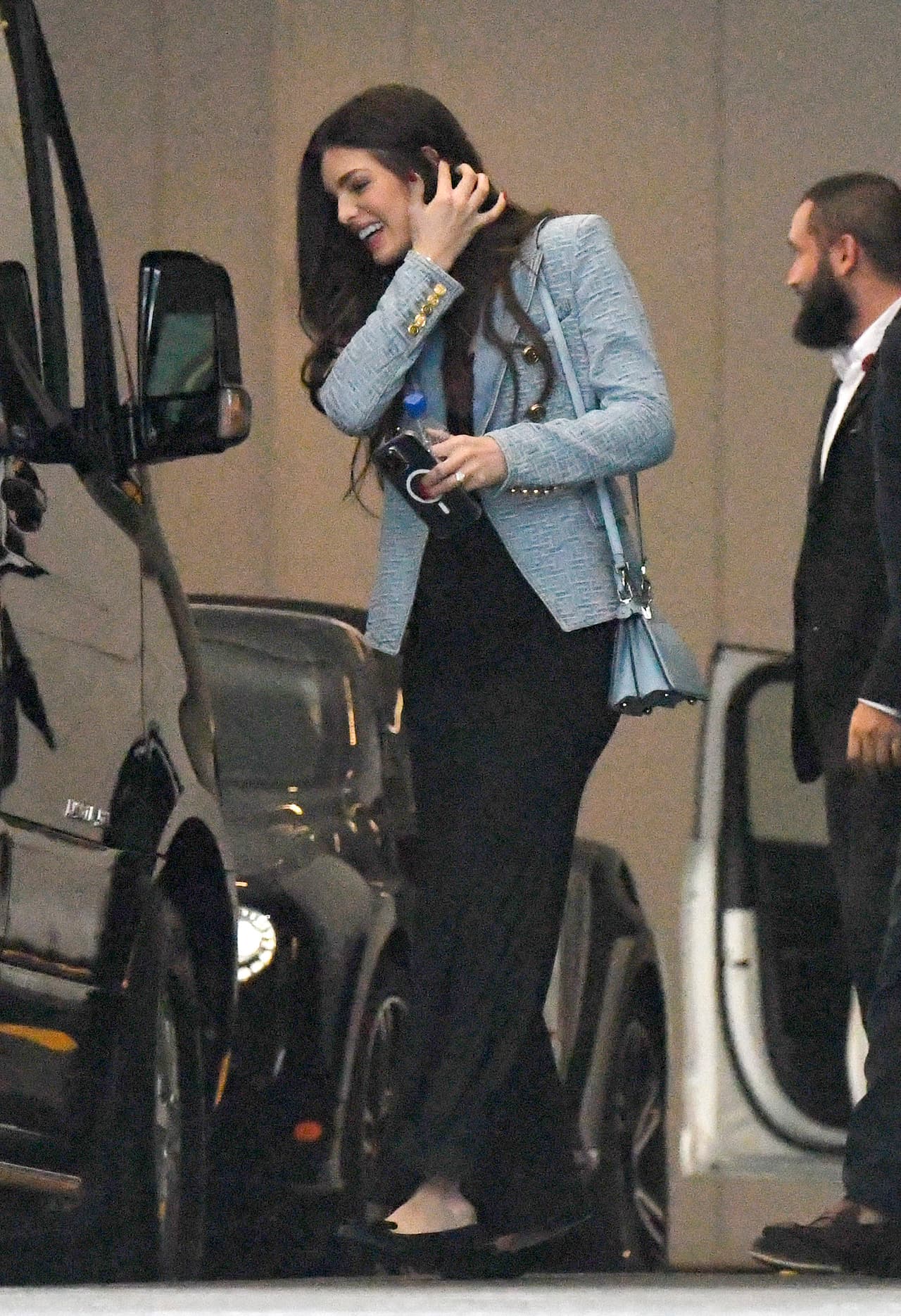 La ex Miss Paraguay vistió un enterizo negro, con zapatos de piso.