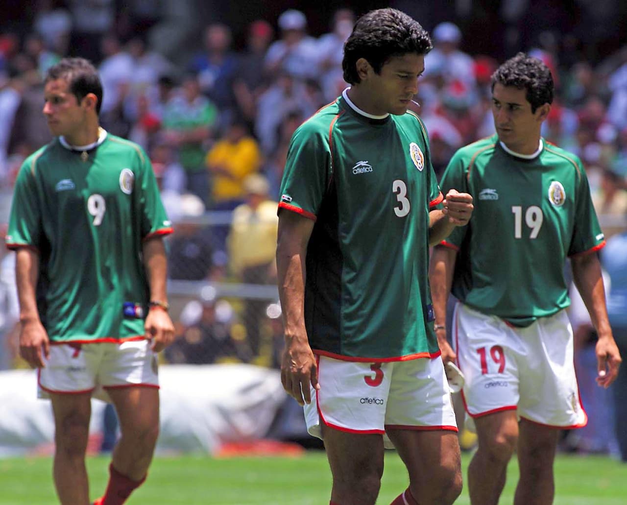 José Abundis (Delantero) a la izquierda, autor del único gol mexicano, Sergio Almaguer (Defensa), en el centro, y Miguel Zepeda (Mediocampista), tras la derrota en el Azteca.
