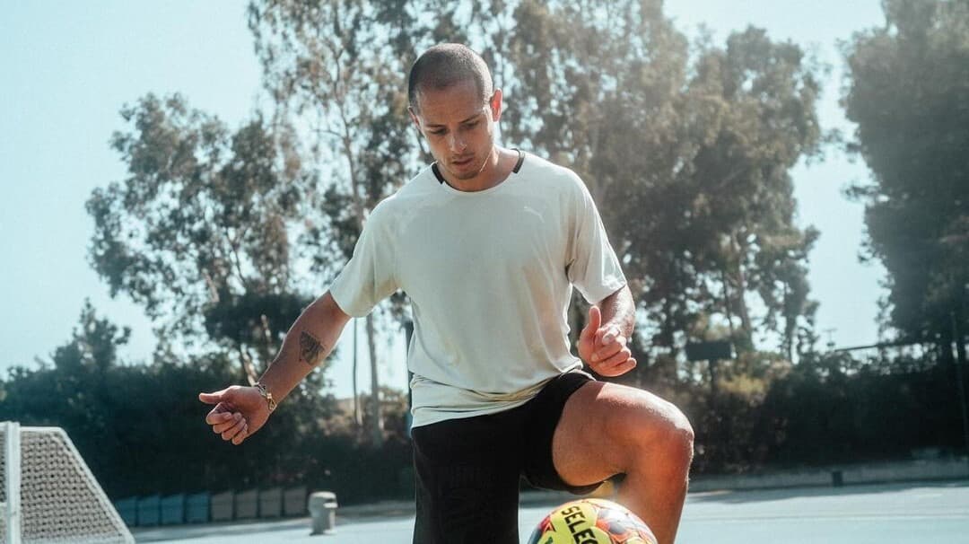 ¡Sonríe! Chicharito toca balón por fin a meses de su grave lesión