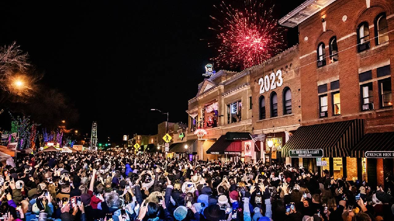 <b>PRESCOTT</b>
<br>Observa cómo una bota iluminada de 6 pies desciende desde el asta bandera del edificio del Palacio, desde 40 pies de altura en el
<b>Whiskey Row Boot Drop</b> en Prescott. Habrá música en vivo y comida. Entrada gratuita.
<br>Más información:
<a href="https://bootdrop.com/" target="_blank">bootdrop.com</a>
