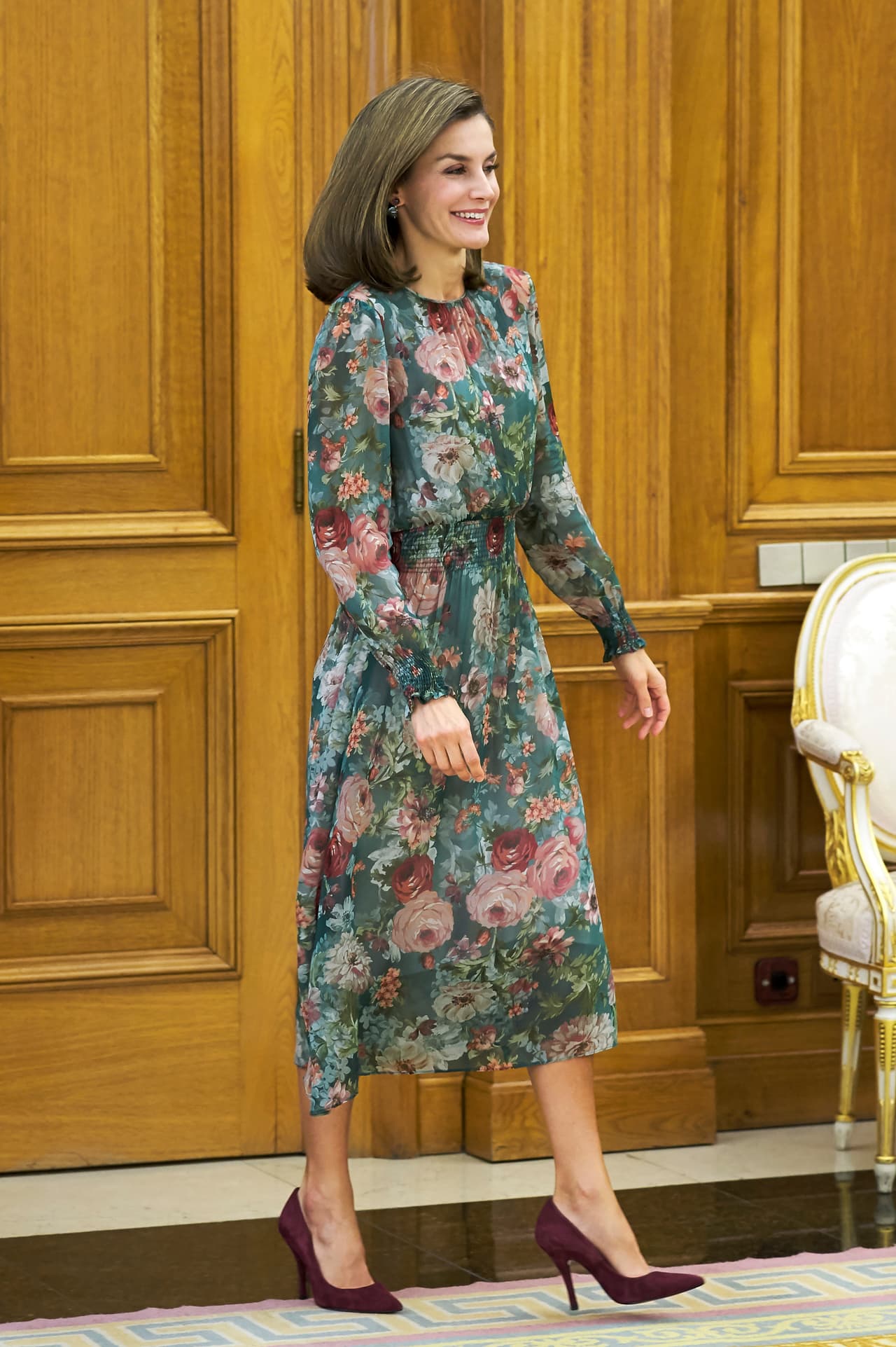 En octubre de 2017, Letizia asisitió a la
<b> </b>presentación de la Alianza Iberoamericana de Enfermedades Raras o Poco Frecuentes en el palacio de la Zarzuela, enfundada en un vestido floreado de la marca Zara. De acuerdo al sito de la marca española, el atuendo estaba disponible por tan solo 60 dólares.