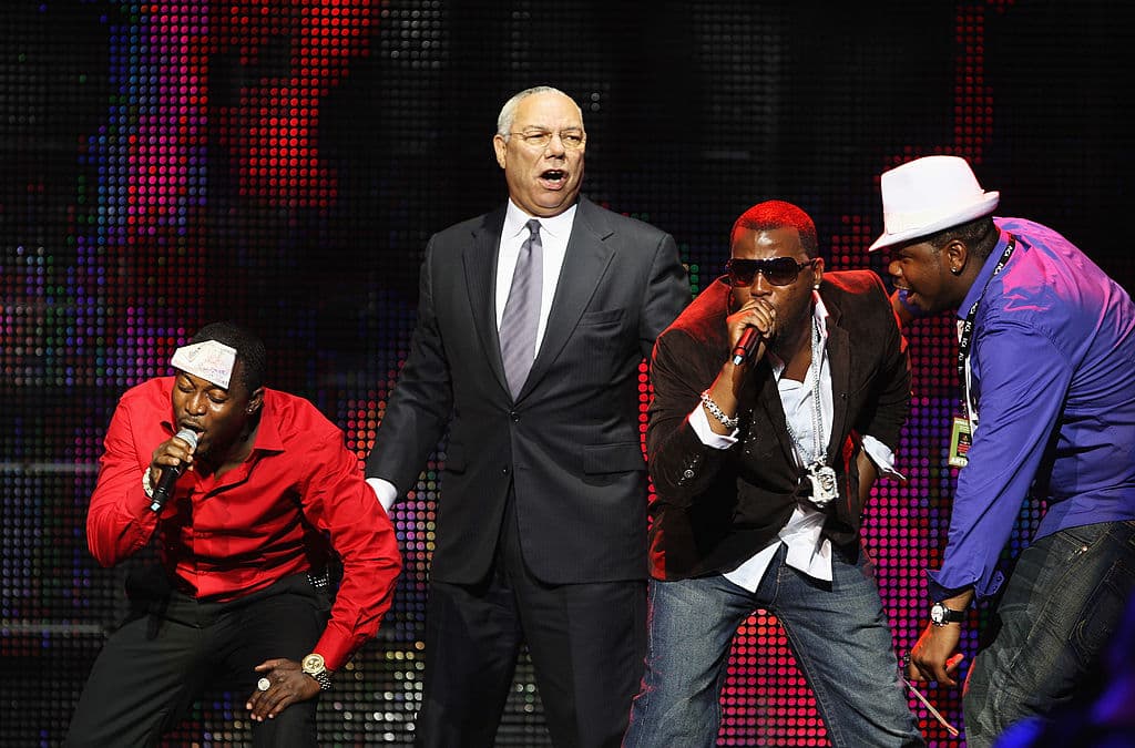 <b>Un Powell más distentido.</b> En la imagen canta con
<b> </b>Olu Maintain (vestido de rojo) durante el 
<i>Africa Rising Festival</i> en el Royal Albert Hall el 14 de octubre de 2008 en Londres, Inglaterra.