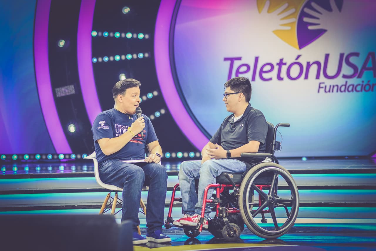 Quién mejor que estas personalidades de la televisión para expresar lo bello que es conocer las historias de los niños y niñas con discapacidad, ellos ya saben los que se siente ayudar y quieren que tu también seas parte de su recuperación.