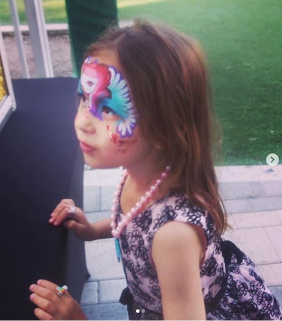 "Espero que cuando seas grande comprendas que todo esto lo hago por ti y por todos tus hermanos y que son lo más bonito que tengo en esta vida. Te amo hermosa mía", con estas conmovedoras frases Alan Tacher conmovió a sus seguidores de Instagram.