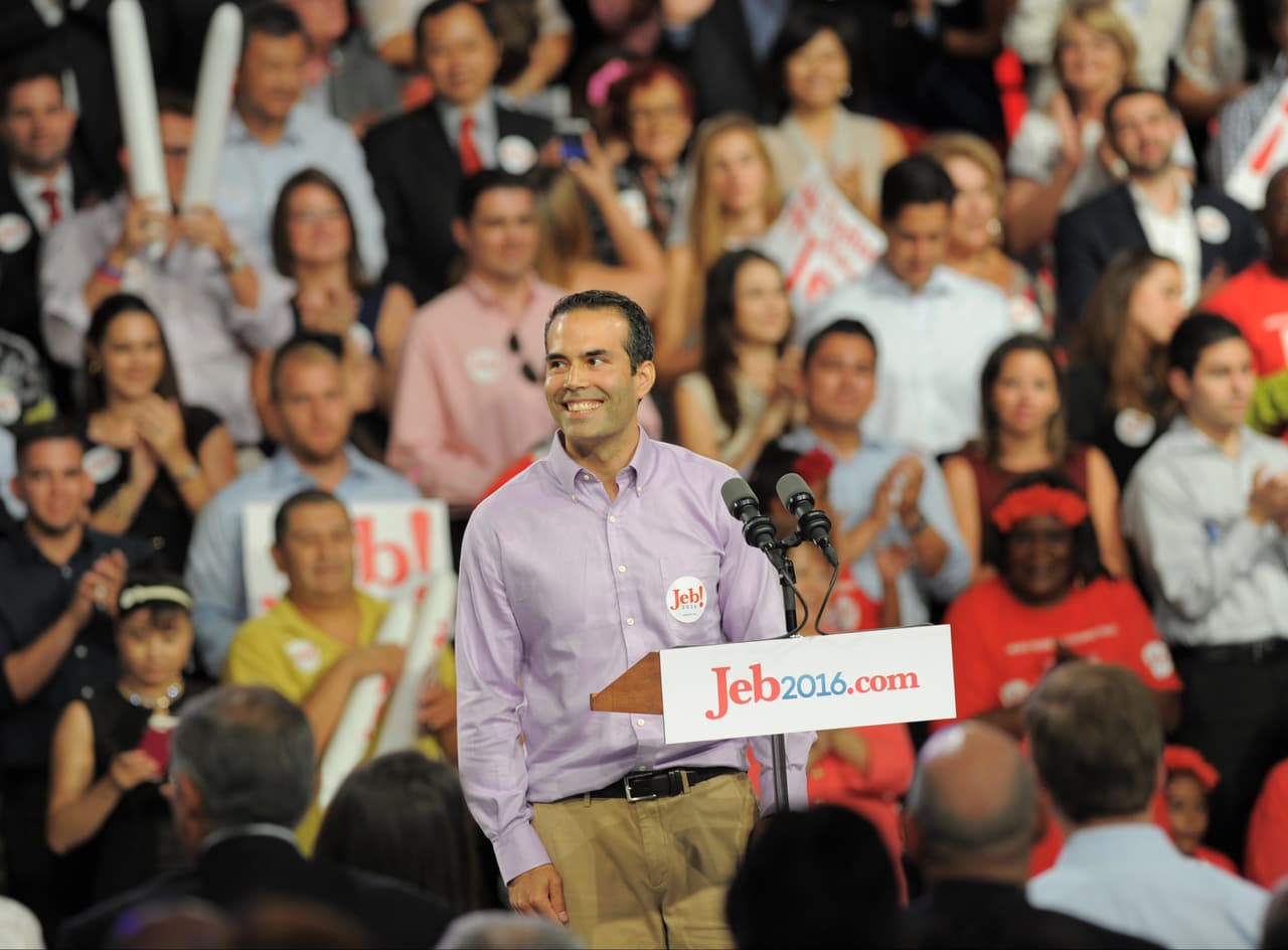 George P. Bush en un acto de campaña de su padre Jeb Bush, antiguo rival de Donald Trump en las primarias republicanas de 2016.