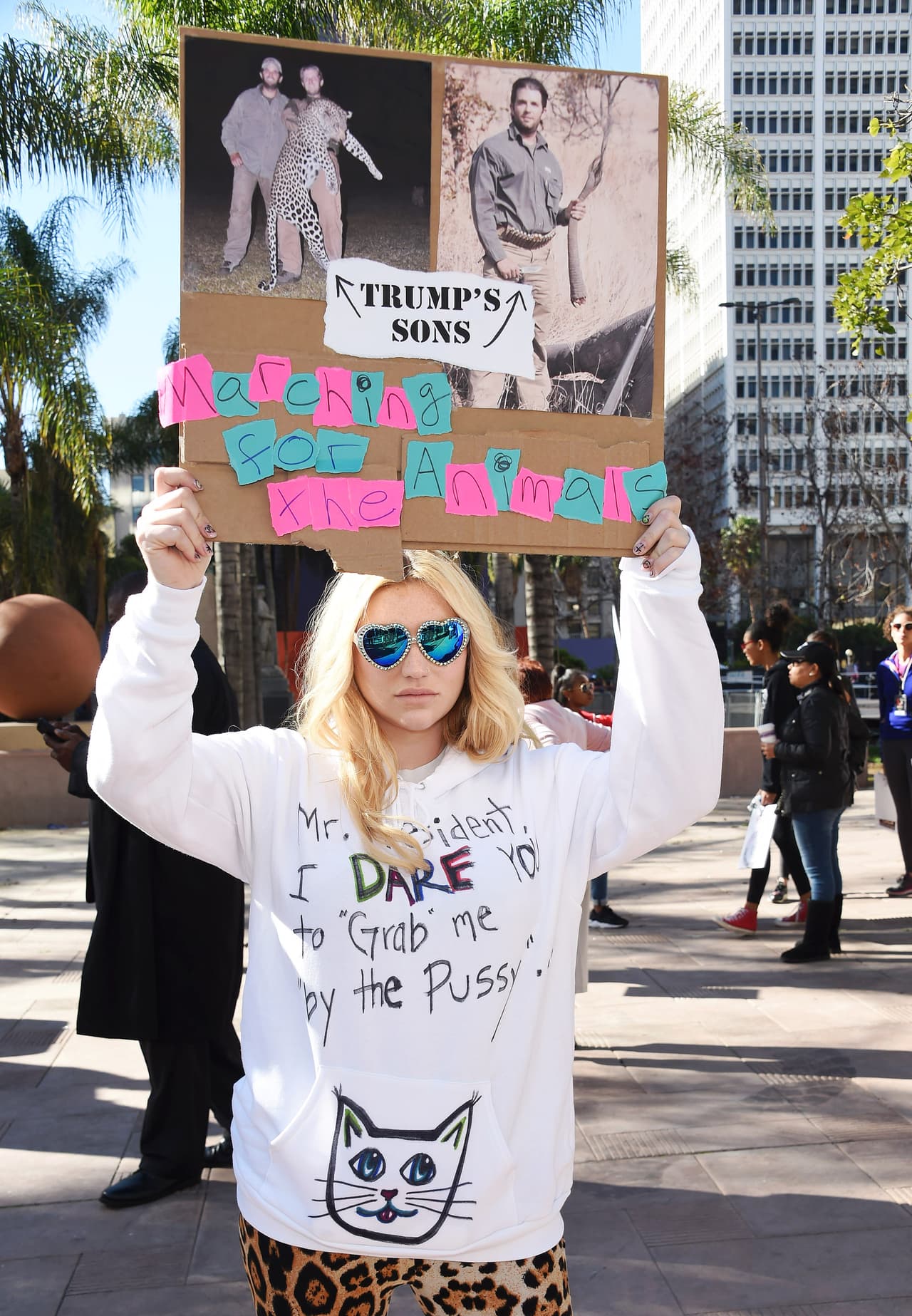 La cantante Kesha reapareció en público para sumarse a las protestas, recordando que los hijos de Trump adoran cazar animales salvajes.