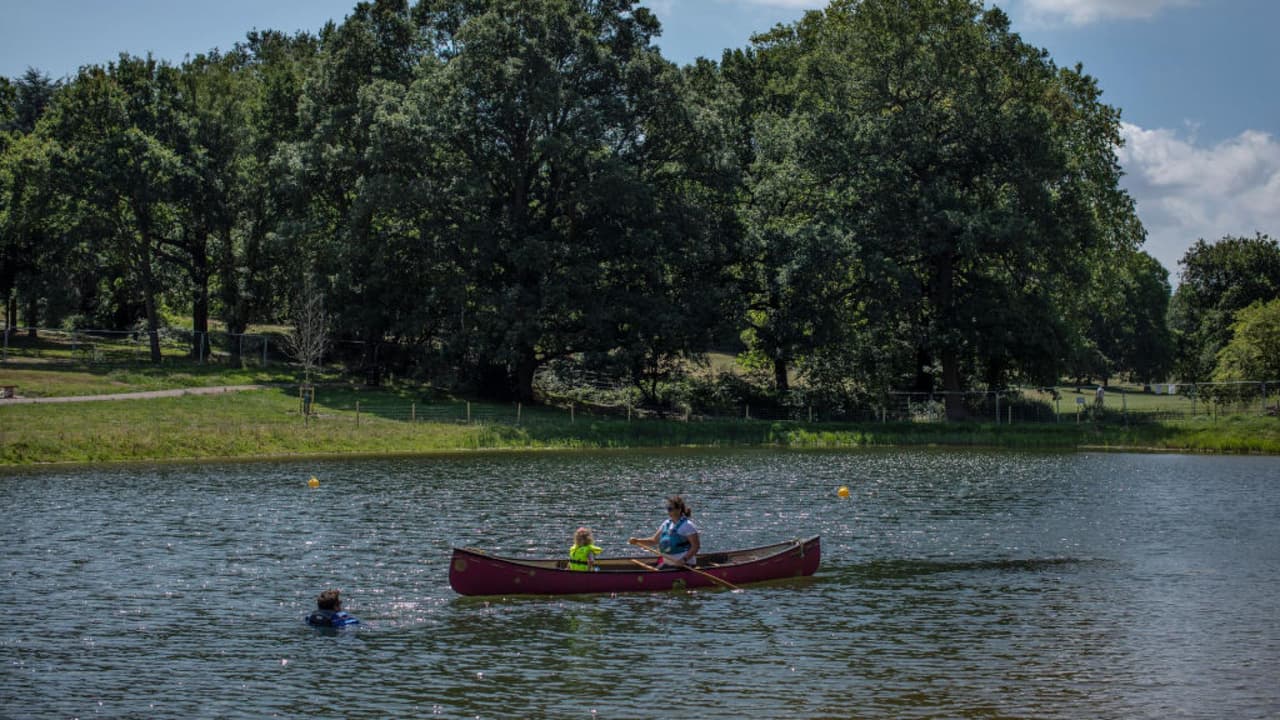 No te confíes al nadar en lagos. La Cruz Roja Americana estima que al día 10 personas mueren por ahogamiento en Estados Unidos. Marina Bustillo, portavoz del Departamento de Bomberos de Grand Prairie, advierte que los lagos son diferentes a las piscinas y, aunque seas un buen nadador, factores como la claridad del agua y la temperatura pueden jugar en tu contra.