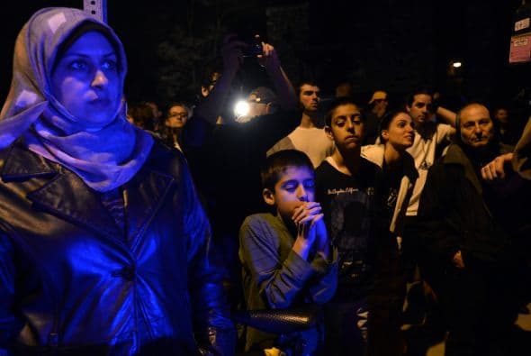 La policía confirmó vía Twitter, la detención del segundo sospechoso de los atentados del pasado lunes en el maratón de Boston (EE.UU.) y que había sido acorralado en el barrio de Watertown. "CAPTURADO!!! La caza se ha acabado. La búsqueda ha terminado. Se acabó el terror. Y la justicia ha ganado. El sospechoso está bajo custodia", se lee en el tuit de la policía de Boston. A lo largo de toda la jornada un extraordinario despliegue policial había perseguido a Dzhokhar Tsarnaev, un joven de 19 años de origen chechén, presunto coautor de los atentados. Según el diario Boston Globe, Tsarnaev fue capturado después de un tiroteo en el que resultó herido, por lo que está siendo trasladado al Hospital Mount Auburn de Cambridge. Un oficial le dijo al diario que el joven, de 19 años, se encuentra consciente. La noticia de su captura fue acogida con aplausos por el público que salió de sus casas.