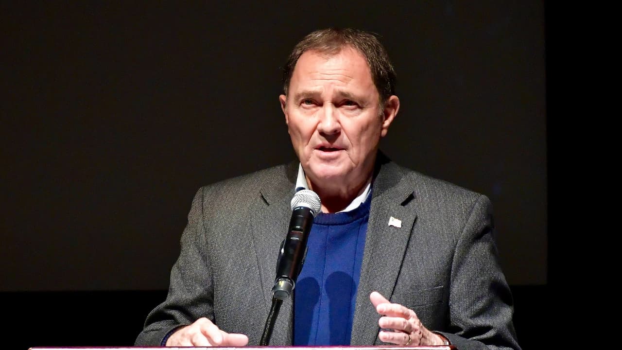 Herbert anunció el miércoles la obligación de usar máscaras en licorerías y edificios estatales, incluidas las universidades públicas.