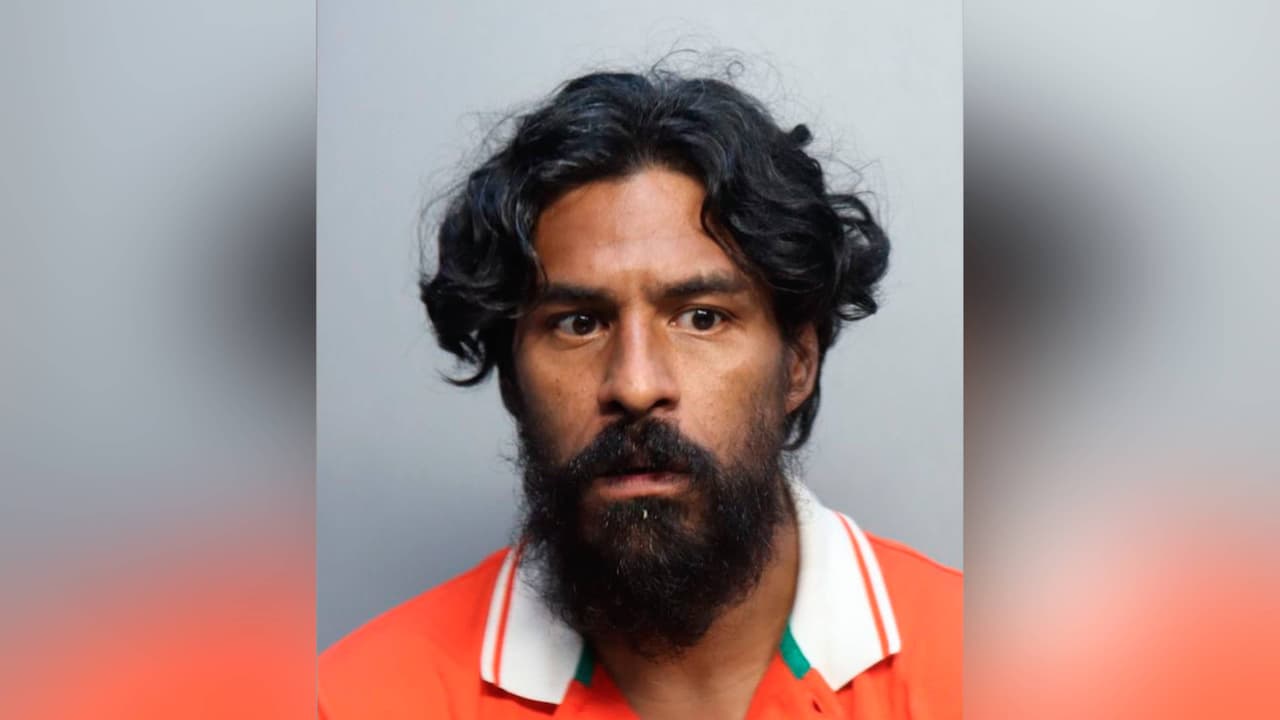 Policía de Miami-Dade: Mujer se asoma a la ventana y ve a un hombre manoseándose en su patio