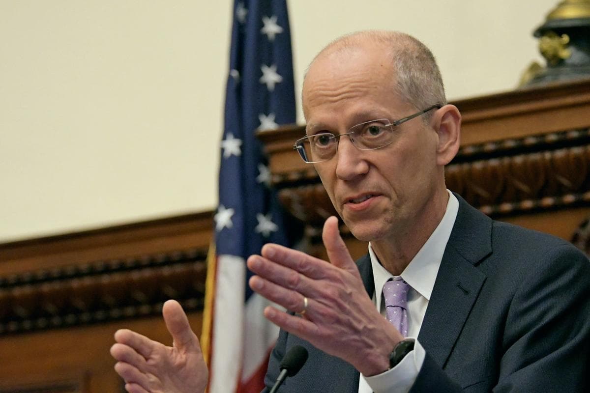 El 
<a href="https://www.phila.gov/programs/coronavirus-disease-2019-covid-19/vaccines/frequently-asked-questions/" target="_blank">comisionado de Salud, Dr. Thomas Farley</a>, calificó las acusaciones de "inquietantes". La ciudad ha roto su relación con Philly Fighting COVID después de que cambió su estado de organización sin fines de lucro a con fines de lucro.
<br>
<br>“Entiendo por qué la gente estaría preocupada por eso. En retrospectiva, deberíamos haber sido más cuidadosos con esta organización ”, dijo Farley.