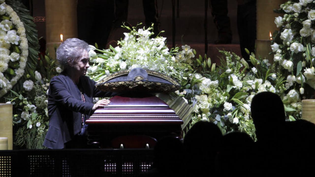 La esposa de Vicente Fernández agradeció los mensajes, las muestras de cariño y el apoyo que su familia ha recibido por la muerte de 'El Charro de Huentitán'. "Les doy las gracias y que Dios los cuide a todos", dijo y se retiró del altar dándole un beso al ataúd donde descansa el cuerpo de don Chente.