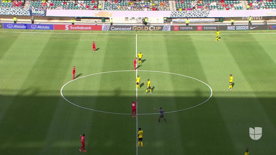 Arranca el partido y la pelota está en juego.