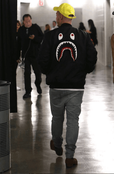 Él no deja de ser fashion, ni andando de paseo.