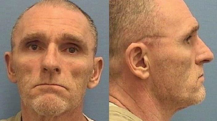 Policía logra atrapar a escurridizo ladrón tras seguir su rastro en la nieve
