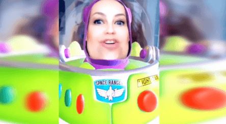 Thalía con filtro de Buzz Lightyear