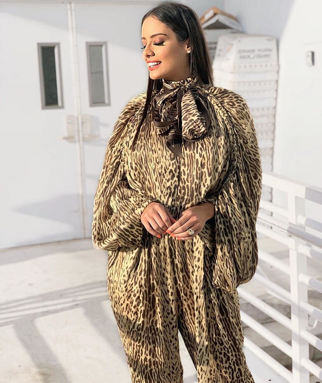 La también modelo puertorriqueña se arriesga y destaca en el mundo fashionista, como en este caso que llevó un 'mono' con estampado de leopardo.