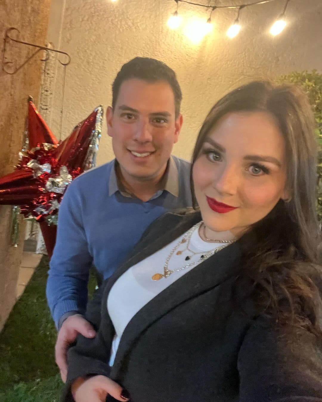 La joven, que está muy enfocada en su vida personal, está felizmente casada con 
<b>Gary</b> 
<b>Mortera</b>, con quien cada que puede comparte tiernas fotos en su perfil de Instagram.