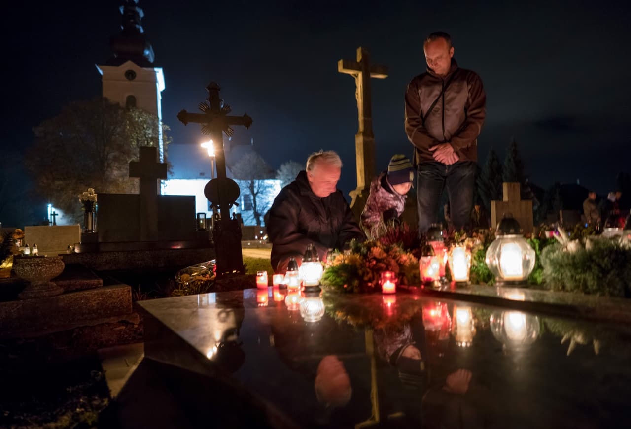 <b>Eslovaquia.</b> Visitantes nocturnos del cementerio en Bobrovec, al noreste del país.