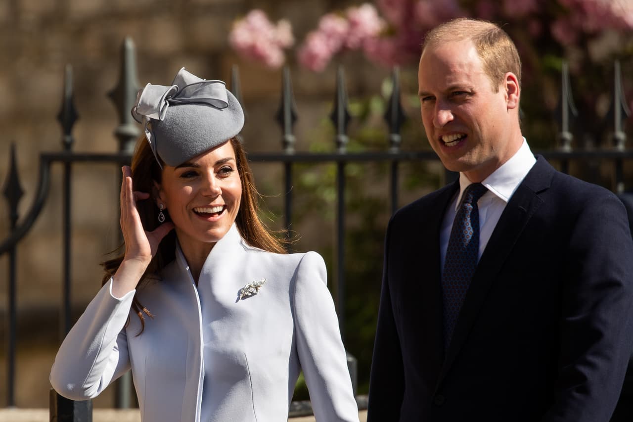 El mismo fin de semana, la revista 
<a href="https://www.harpersbazaar.com/celebrity/latest/a27275059/kate-middleton-prince-william-visit-meghan-markle-prince-harry-frogmore/" target="_blank">Harper's Bazaar</a> publicó que el príncipe William y su esposa Kate Middleton pasaron a hacerles una visita, tras la misa del domingo de Pascua. 
<br>“William y Kate la visitaron ya que le fue imposible asistir a la misa (...) querían ver cómo lo está llevando. Fue una tarde amorosa", dice una fuente a la revista.