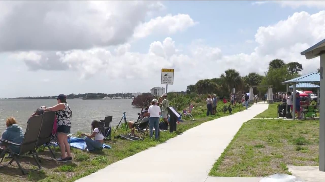 Familias esperan toda la noche en la Costa Espacial por el lanzamiento de la misión Artemis II