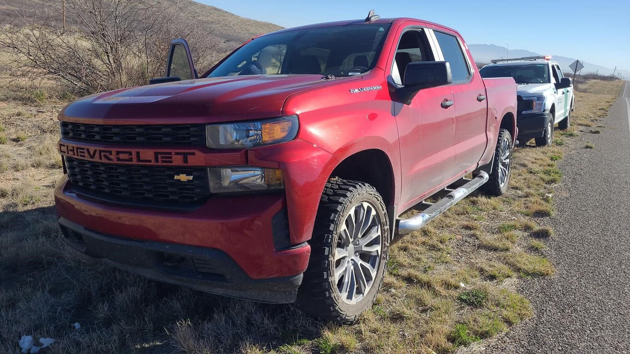 Agentes de la estación de Willcox detuvieron un vehículo cerca de Dragoon, Arizona, después de que sorteó el punto de control de la autopista 191. Los agentes arrestaron a un conductor ciudadano estadounidense de 17 años que traficaba con seis inmigrantes.