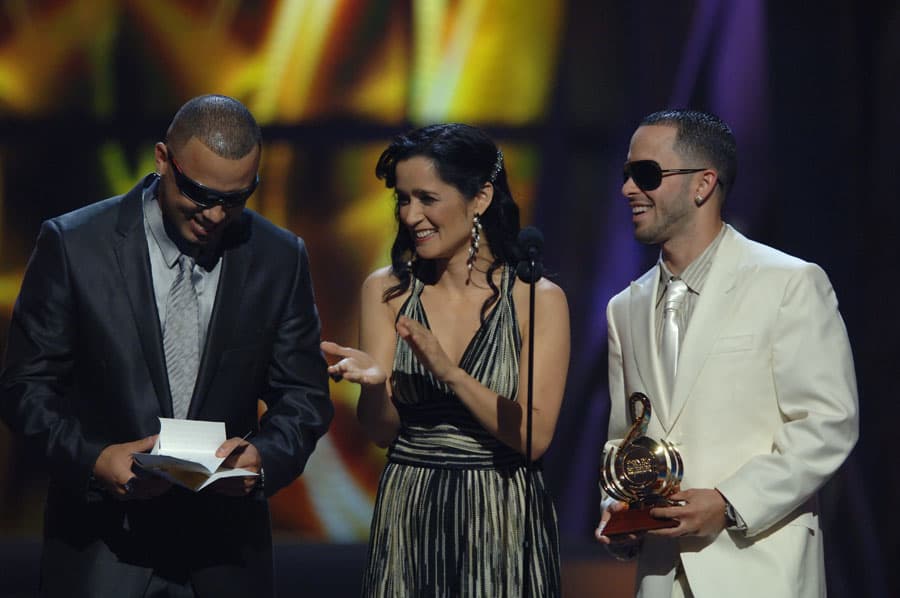 Wisin & Yandel y Julieta Venegas entregaron a Maná el premio a Canción Rock del Año. Los reggaetoneros fueron también reconocidos por su trabajo 'Llamé pa' verte' con el premio a la Canción Urbana del Año.