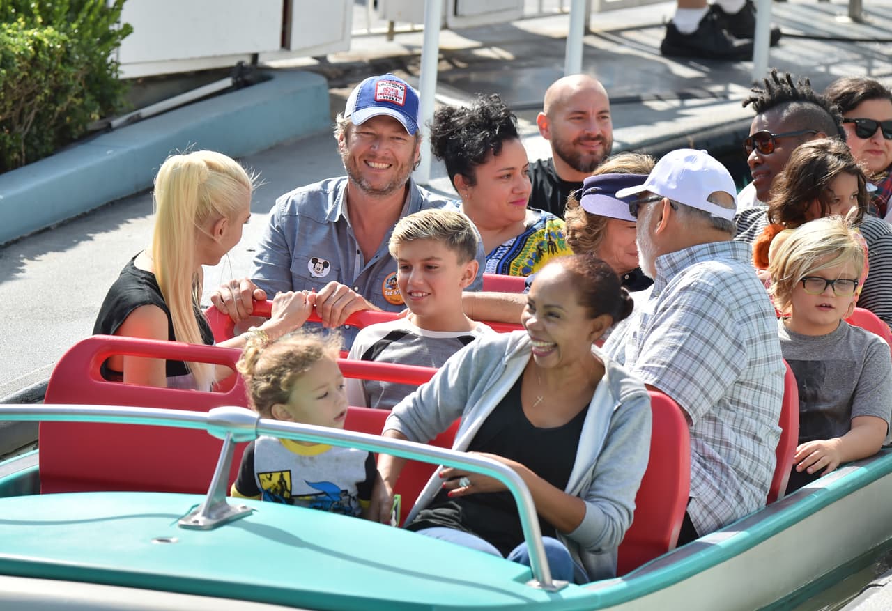 Una niñera también los acompañó en las atracciones.