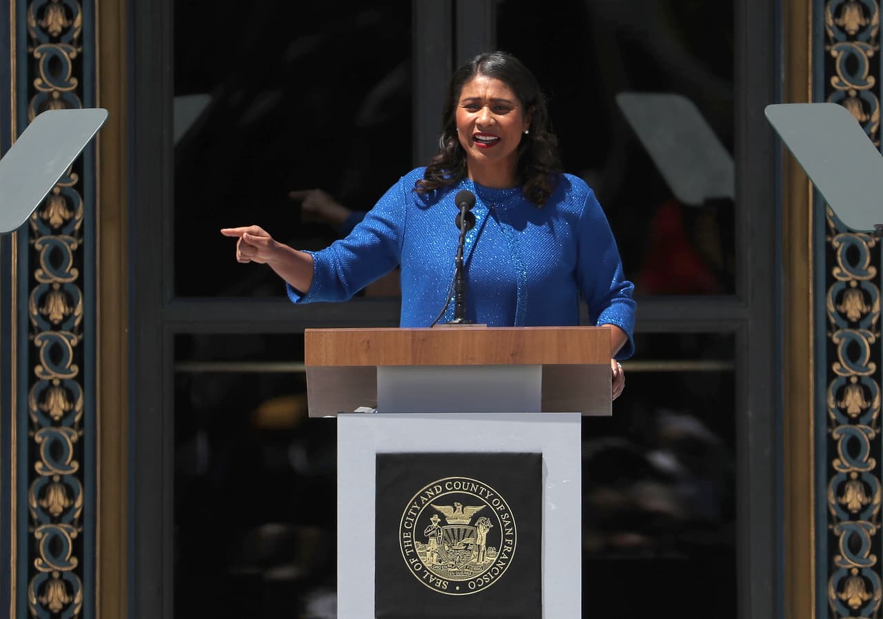 Luego, sin casos confirmados del virus en los límites de la ciudad, la alcaldesa de San Francisco, London Breed, declaró el estado de emergencia. "Hice una declaración de emergencia para fortalecer la respuesta de SF en el caso de un brote. Se trata de preparación", dijo por medio de un tuit en su cuenta oficial de
<a href="https://twitter.com/LondonBreed/status/1232448657531629568?s=20" target="_blank">Twitter</a>.
<br>
<br>