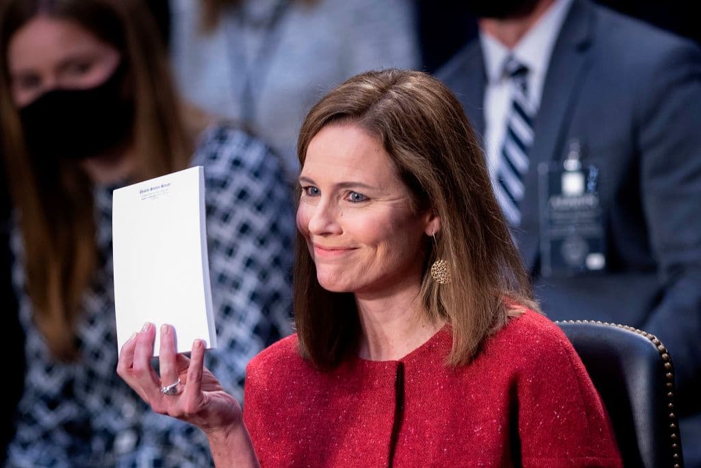 Amy Barrett muestra al Comité Judicial un cuaderno de apuntes en blanco. El senador Cornyn le preguntó sobre sus notas.