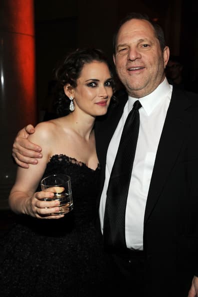 Aunque Winona Ryder no fue objeto de acoso de Weinstein, sí trabajó de cerca con él en algunos proyectos ('Girls' y 'Lost Souls'), pero estaba enterada del caso por boca de la propia Gwyneth Paltrow, que a mediados de los 90 era su amiga más íntima. Después que ésta obtuvo el Oscar y la fortuna de Ryder cambió para mal, la relación entre ambas se enfrió y se disolvió, pero Winona nunca alzó su voz, como tampoco lo hizo 
<b><a href="https://www.univision.com/shows/despierta-america/analizamos-a-fondo-la-discusion-entre-dos-actrices-de-hollywood-que-hablaron-contra-el-acoso-sexual-video">Meryl Streep</a></b>.
