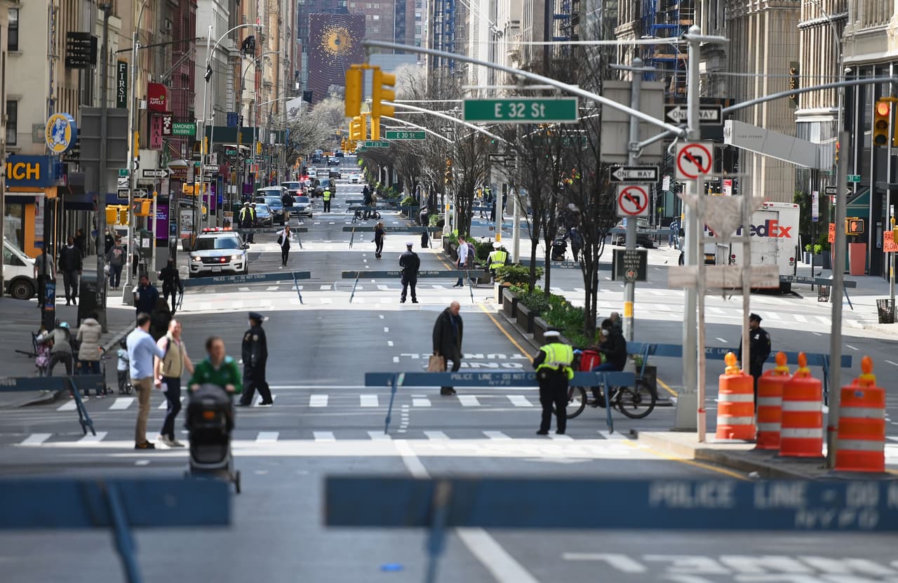 Ante la polémica de que un número pequeño de calles reduciría el espacio, y por lo tanto, no ayudaría con el cumplimiento de las normas de distanciamiento social, el alcalde Bill de Blasio dijo que el plan era limitado para poder hacer cumplir el orden.