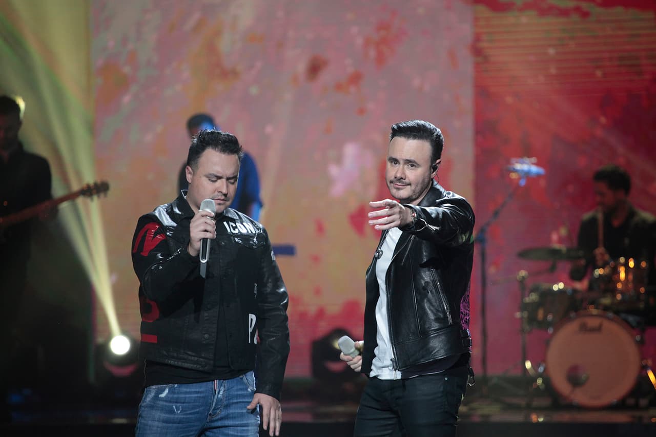 Durante su participación en Pequeños Gigantes, Río Roma cantó al lado de los niños, lo que encantó a los jueces Laurita Fernández, Albertano, Verónica Castro, Miguel Bosé y Karol Sevilla.