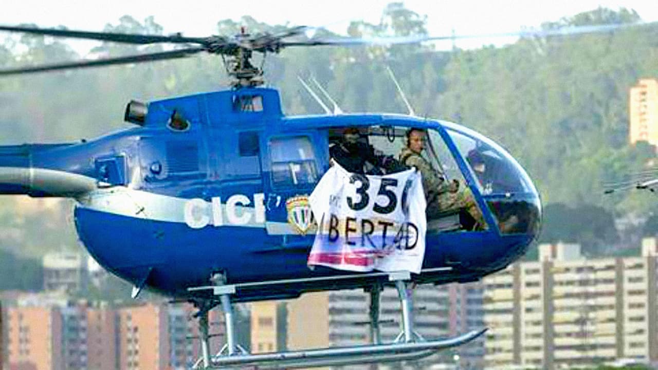 El 27 de junio de 2017 
<b><a href="https://www.univision.com/noticias/america-latina/helicoptero-pilotado-por-un-policia-venezolano-sobrevuela-el-supremo-llamando-a-la-rebelion">Óscar Pérez y otros rebeldes sobrevolaron Caracas en un helicóptero del policía robado</a></b> y atacaron algunos edificios con granadas y balas. Durante el vuelo mostraron una bandera con el número 350 para alentar una rebelión popular contra Nicolás Maduro. El artículo 350 de la Constitución venezolana establece que el pueblo tiene derecho a desconocer a un régimen autoritario y contrario a los derechos humanos. El ministro de Comunicación de Venezuela afirmó que el piloto sería investigado por "vínculos con la CIA" y el gobierno de Nicolás Maduro emitió una alerta nacional e internacional para capturar al policía.