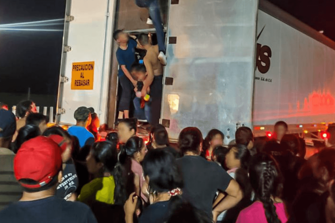 Hallan 350 migrantes hacinados y deshidratados que viajaban en un tráiler en el sur de México