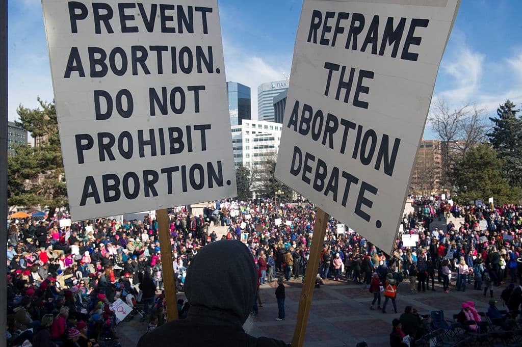 Trump firma orden ejecutiva que bloquea fondos a programas de salud internacionales que incluyen el aborto