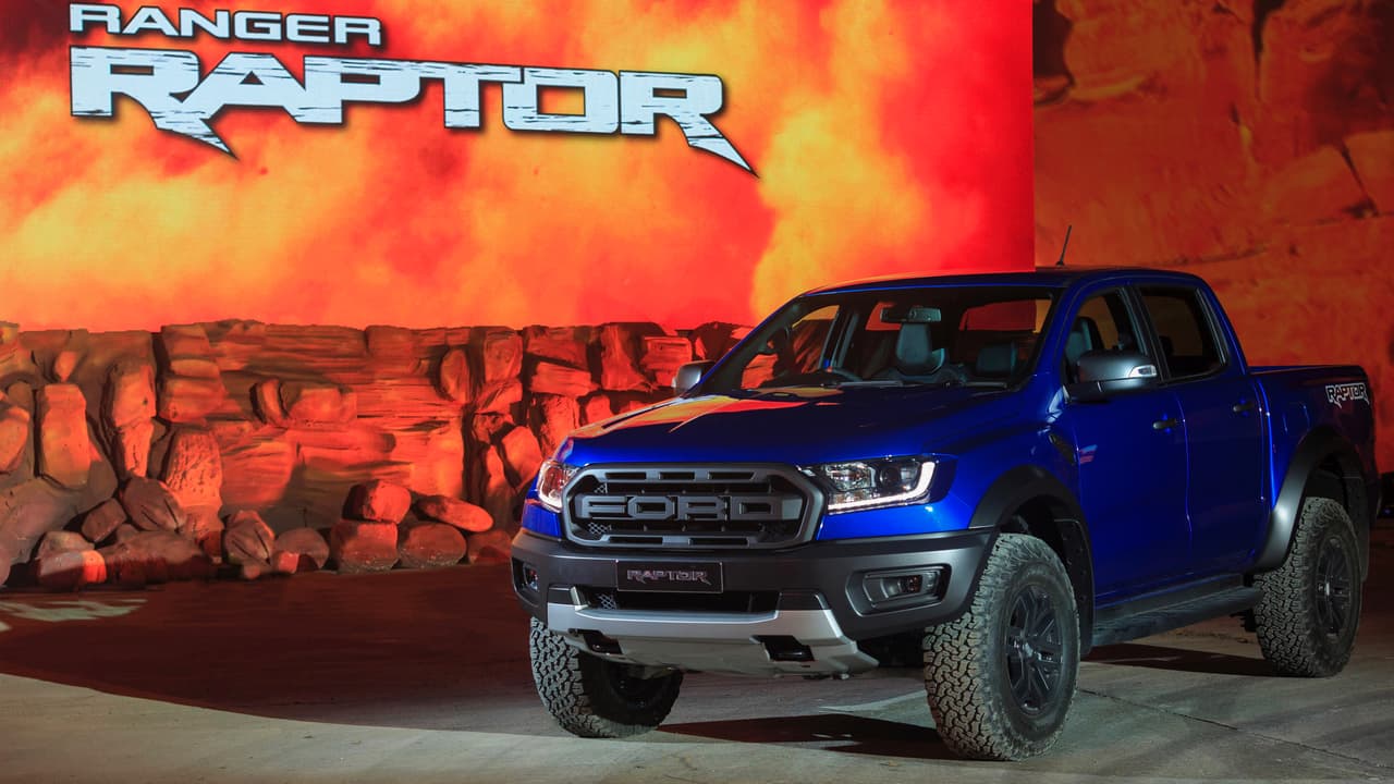 <h3 class="cms-h3-H3">La versión Ranger Raptor está a la vuelta de la esquina</h3>
<br>Pero aún no sabemos mucho de ella. Ford ha permanecido inusualmente silenciosa en relación a esta versión. Podemos razonablemente deducir que será muy similar a la anunciada para los mercados 
<b><a href="https://www.univision.com/noticias/ford/ford-ranger-raptor-la-mini-me-de-la-f-150-raptor-fotos" target="_blank">europeo y asiático</a></b>, pero no estamos seguros de que el motor EcoBoost doble-turbo diésel de 2.0 litros que general 210 caballos de fuerza y 368 lbs-pie de torque, vaya a llegar a nuestras costas. Si lo hace sin embargo, lo hará acompañada con una opción de motor de gasolina, esencial para el éxito comercial de cualquier vehículo en Estados Unidos.