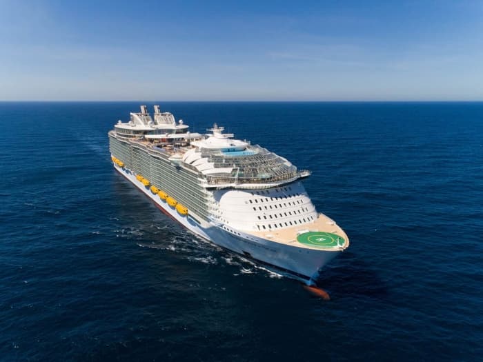 <b>Los cruceros: </b>¿Es el final de la era de los mega-cruceros, como el Symphony of the Seas de Royal Caribbean, que tiene 22 restaurantes, 42 bares y salones, y capacidad para 6,600 pasajeros? En la imagen: Symphony of the Seas, el crucero más grande del mundo, en alta mar.