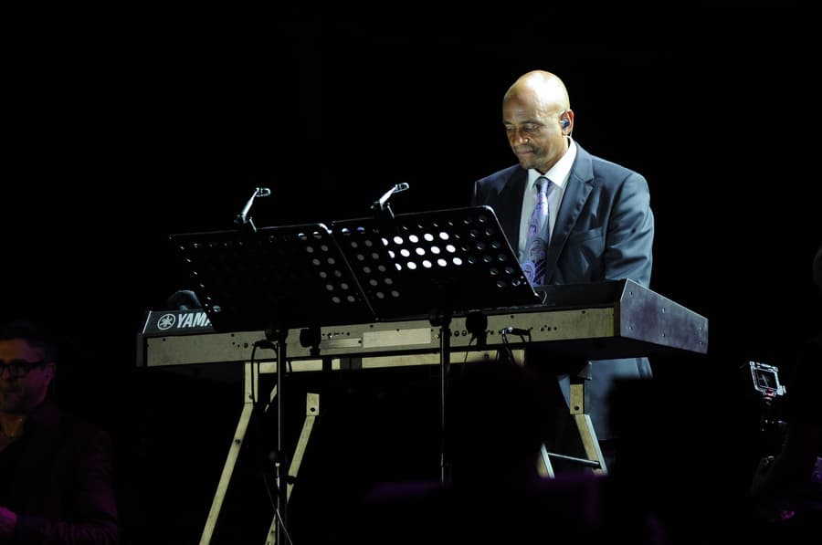 El también pianista dijo haberse quedado sorprendido por todo el talento que tuvo oportunidad de escuchar. Y aunque quedó fascinado con la selección de las semifinalistas que llegarán al show debut de Reina de la Canción, sabe que no puede engancharse con alguna en particular.
