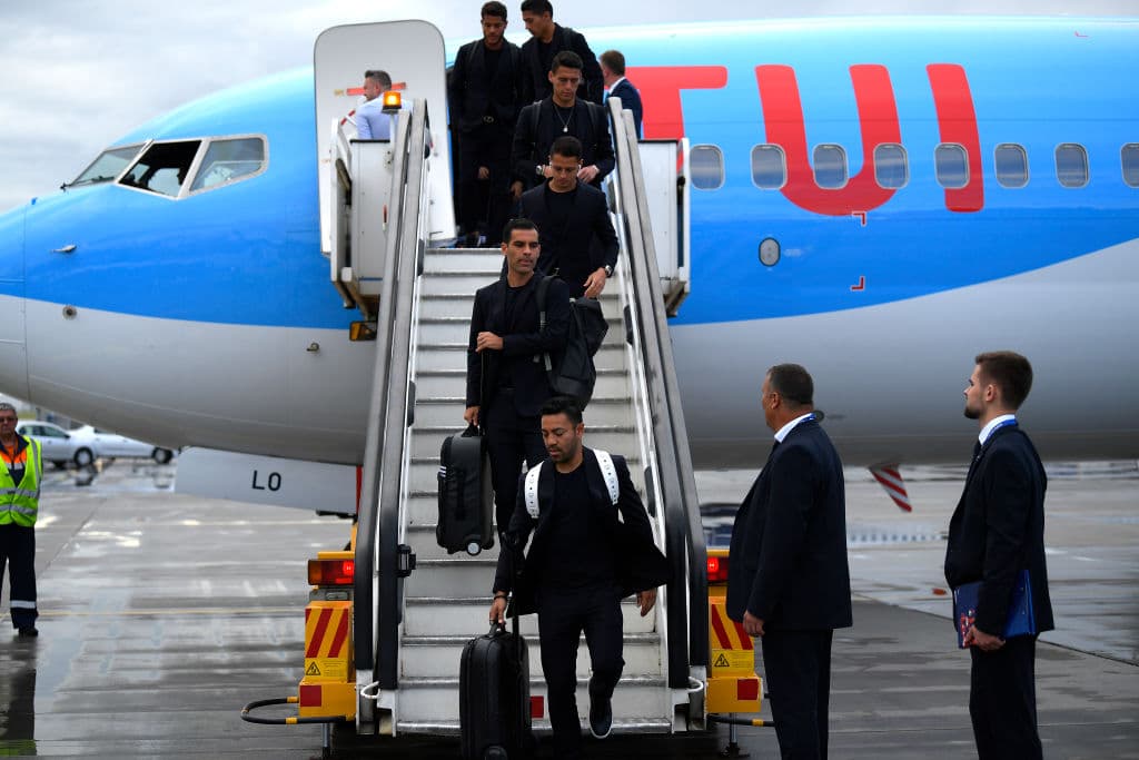 Uno a uno fueron bajando los jugadores del avión cargados de ilusión.