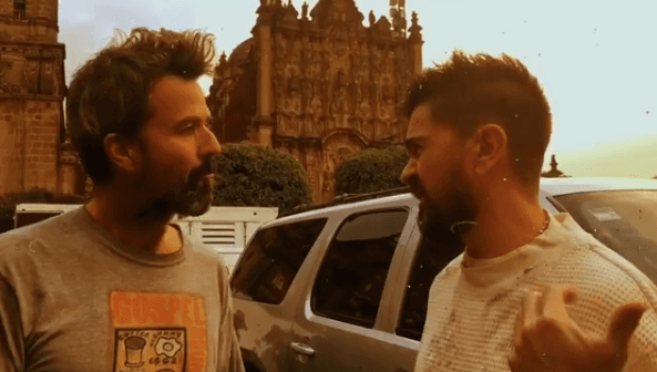 El cantante colombiano, Juanes, también se unió al concierto de 'Estamos Unidos Mexicanos'. Él inició su participación con el tema 'A Dios le pido', para continuar con 'Fuego', 'Hermosa ingrata' y concluir con 'La camisa negra'.