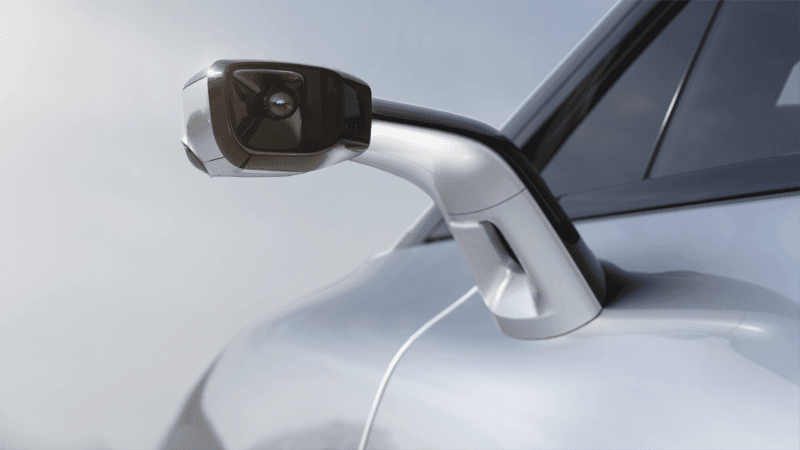 Este auto posee diez cámaras que filman tanto hacia adelante como hacia atrás, 13 radares de corto y largo alcance, 12 sensores ultrasónicos, entre otros dispositivos, para adquirir la categoría de coche “autónomo”.