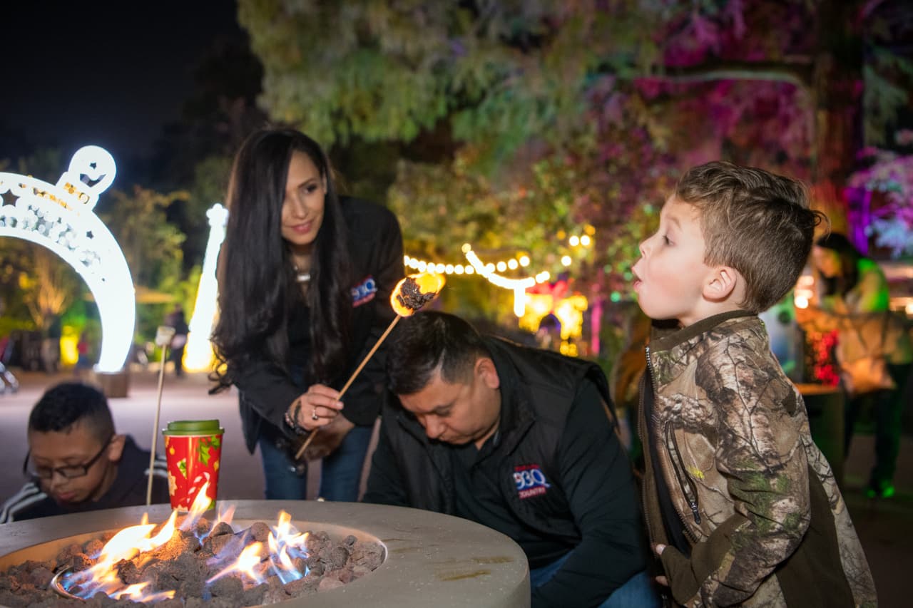 Y como es de esperarse, la tradición de derretir malvaviscos en fogatas no podía faltar.